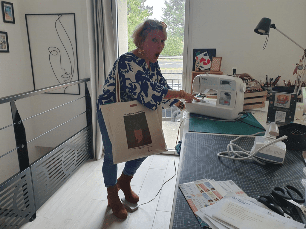 Photo sacs couture tableaux ou logo - L'art ne se regarde plus seulement, il se porte - Mylcouz'êtes - Nphenix