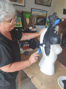 Photo de Nphenix entrain de peintre un buste de femme - Atelier créatif Peinture - Nphenix