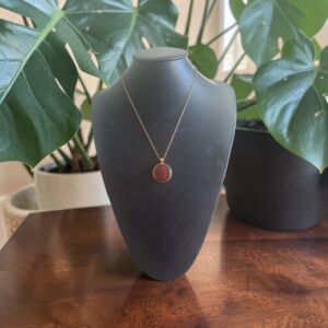 Collier doré artistique Profondeur Bordeaux – Bijou unique