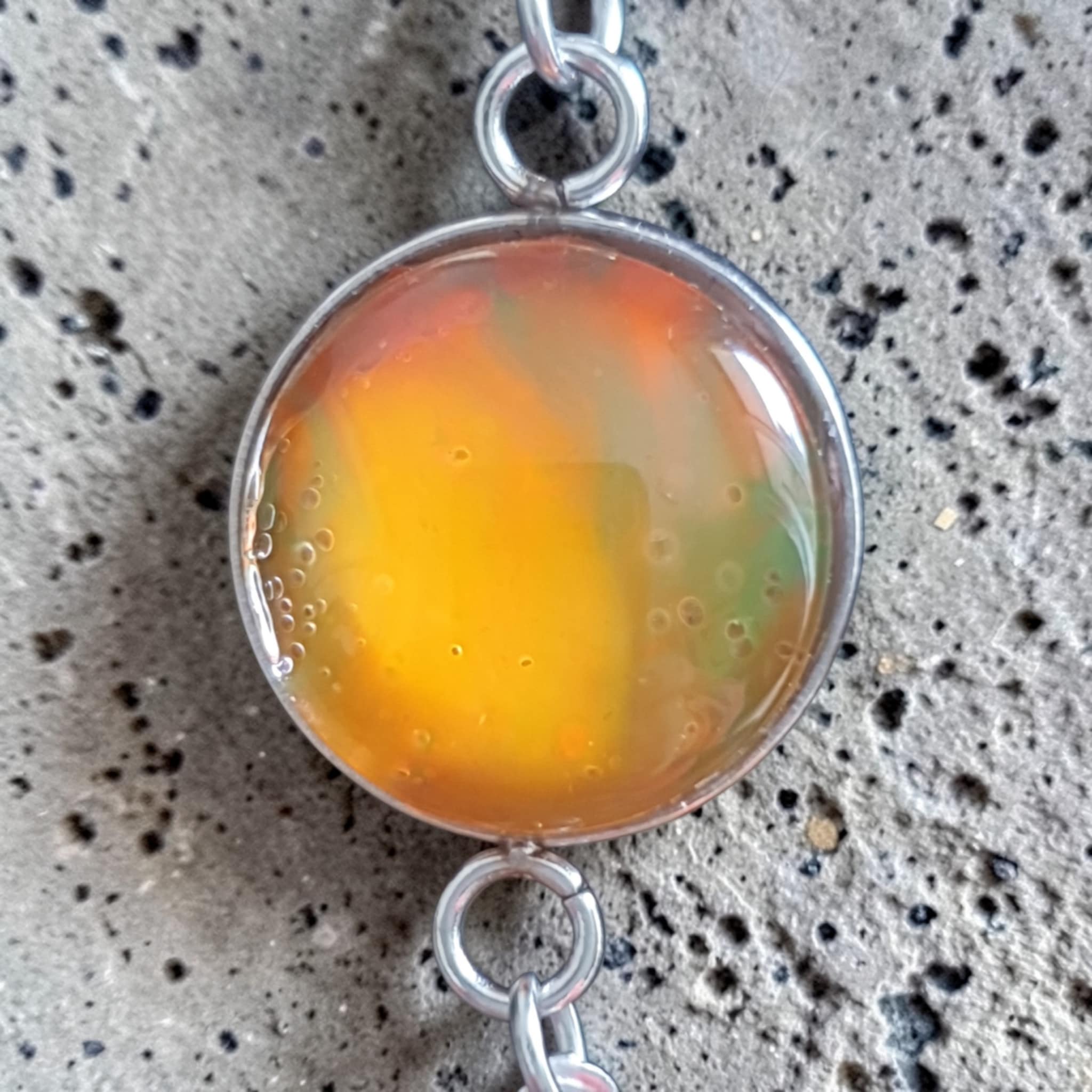 Bracelet argenté artistique Lueurs orangées – Bijou unique - Collaboration tissus Mylcouz'êtes – Image 4