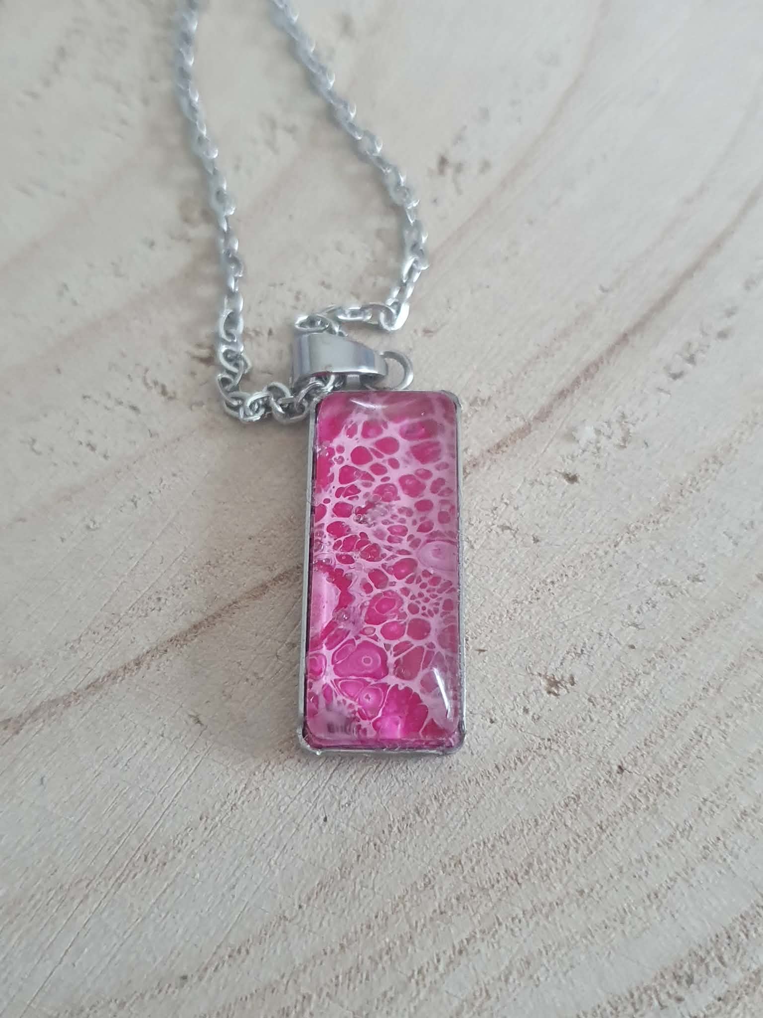 Collier argenté artistique Pétale – Bijou unique