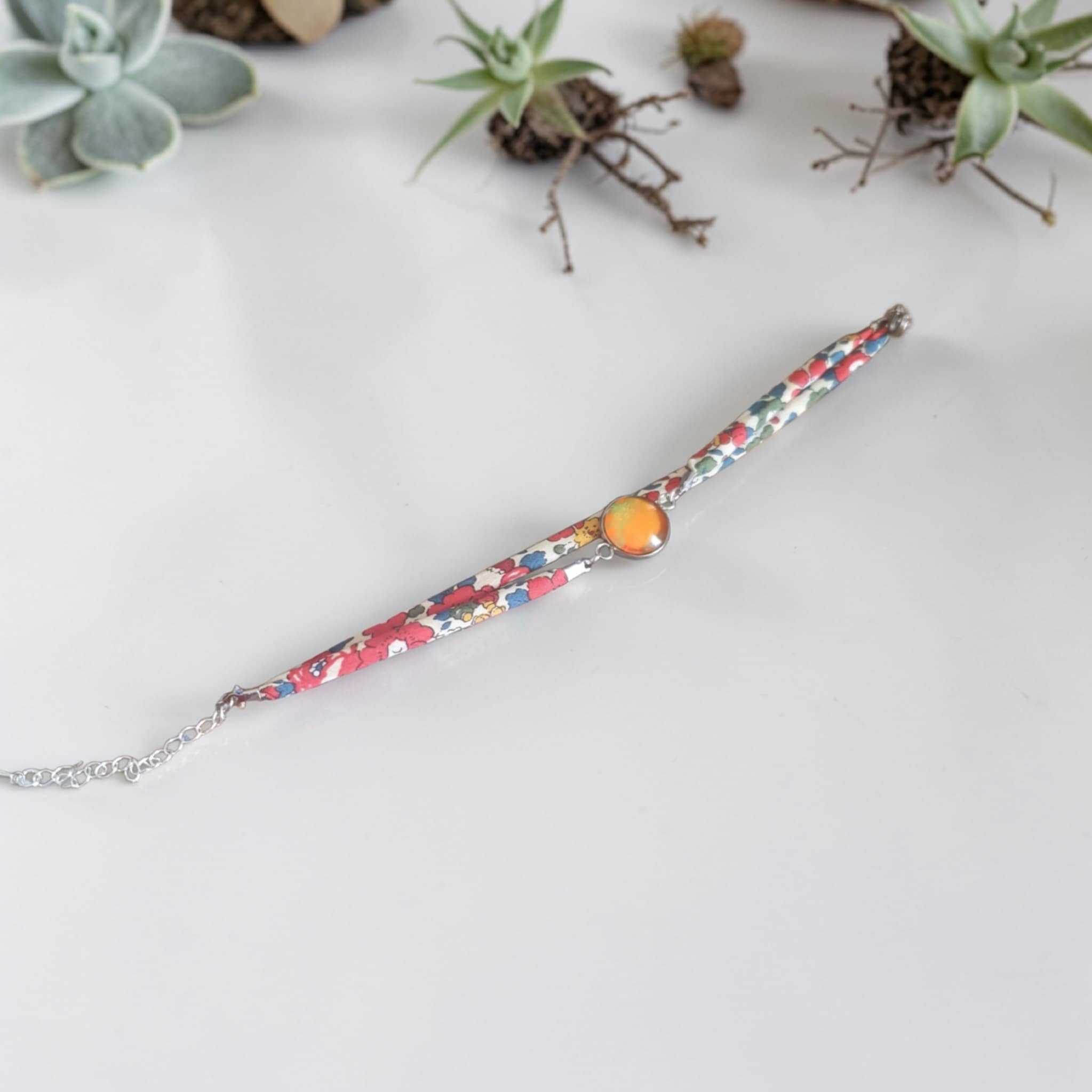 Bracelet argenté artistique Lueurs orangées – Bijou unique - Collaboration tissus Mylcouz'êtes – Image 2