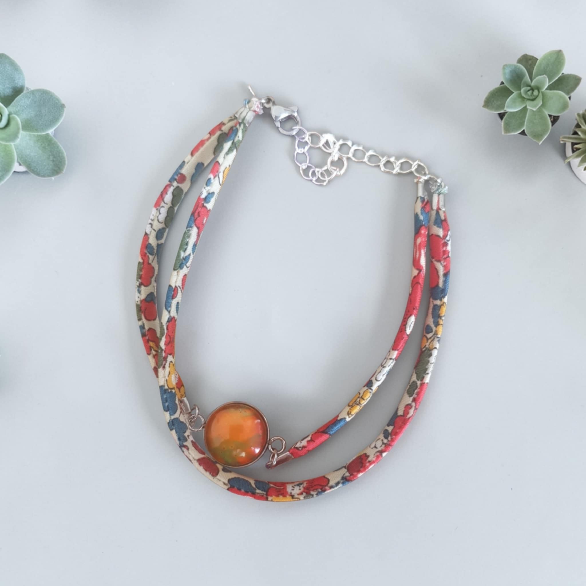 Bracelet argenté artistique Lueurs orangées – Bijou unique - Collaboration tissus Mylcouz'êtes