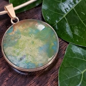 Collier tour de cou rigide doré artistique Paysage – Bijou unique