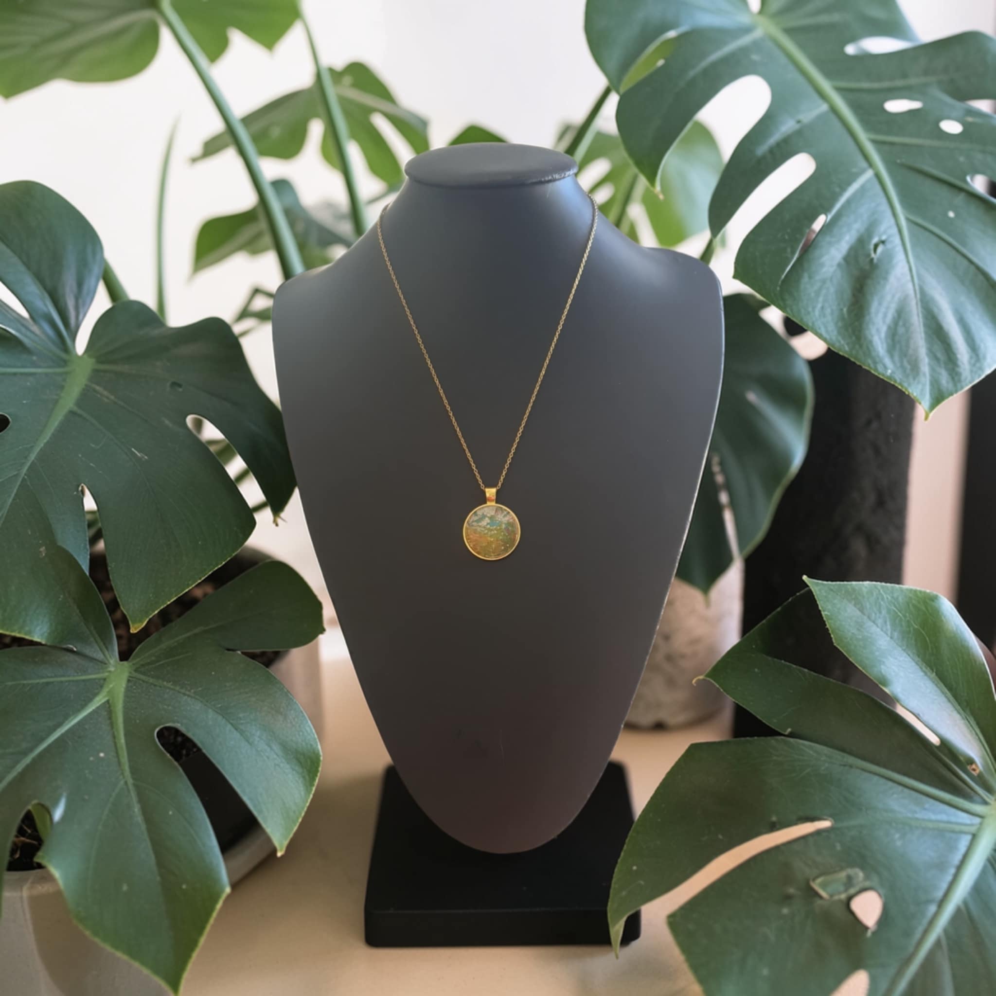 Collier doré artistique Paysage – Bijou unique – Image 2