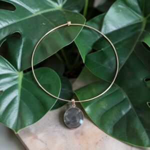 Collier tour de cou rigide doré artistique Eclipse – Bijou unique