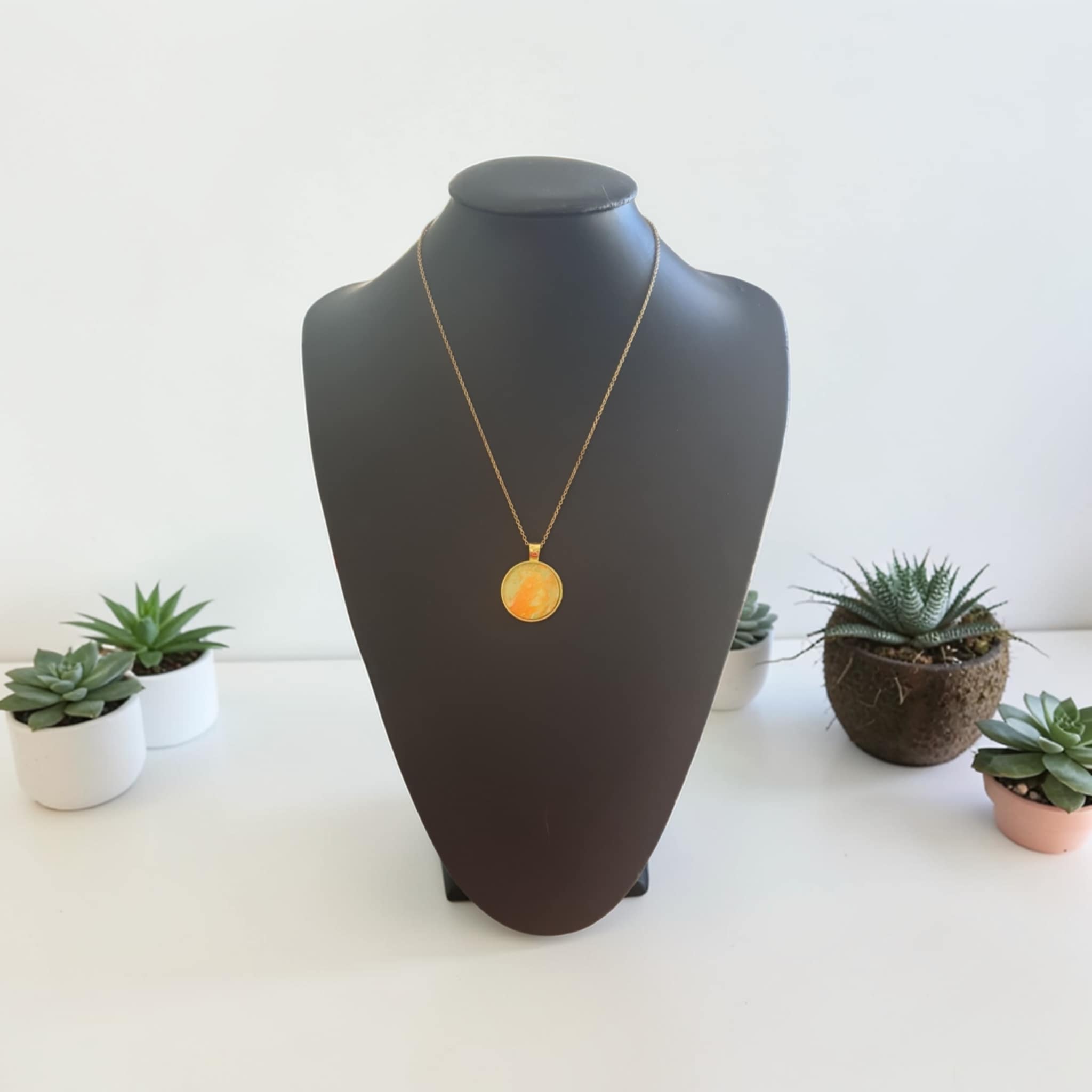 Collier doré artistique Flammes – Bijou unique – Image 2