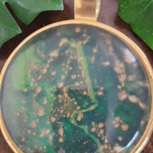 Collier doré artistique Marbre Vert – Bijou unique