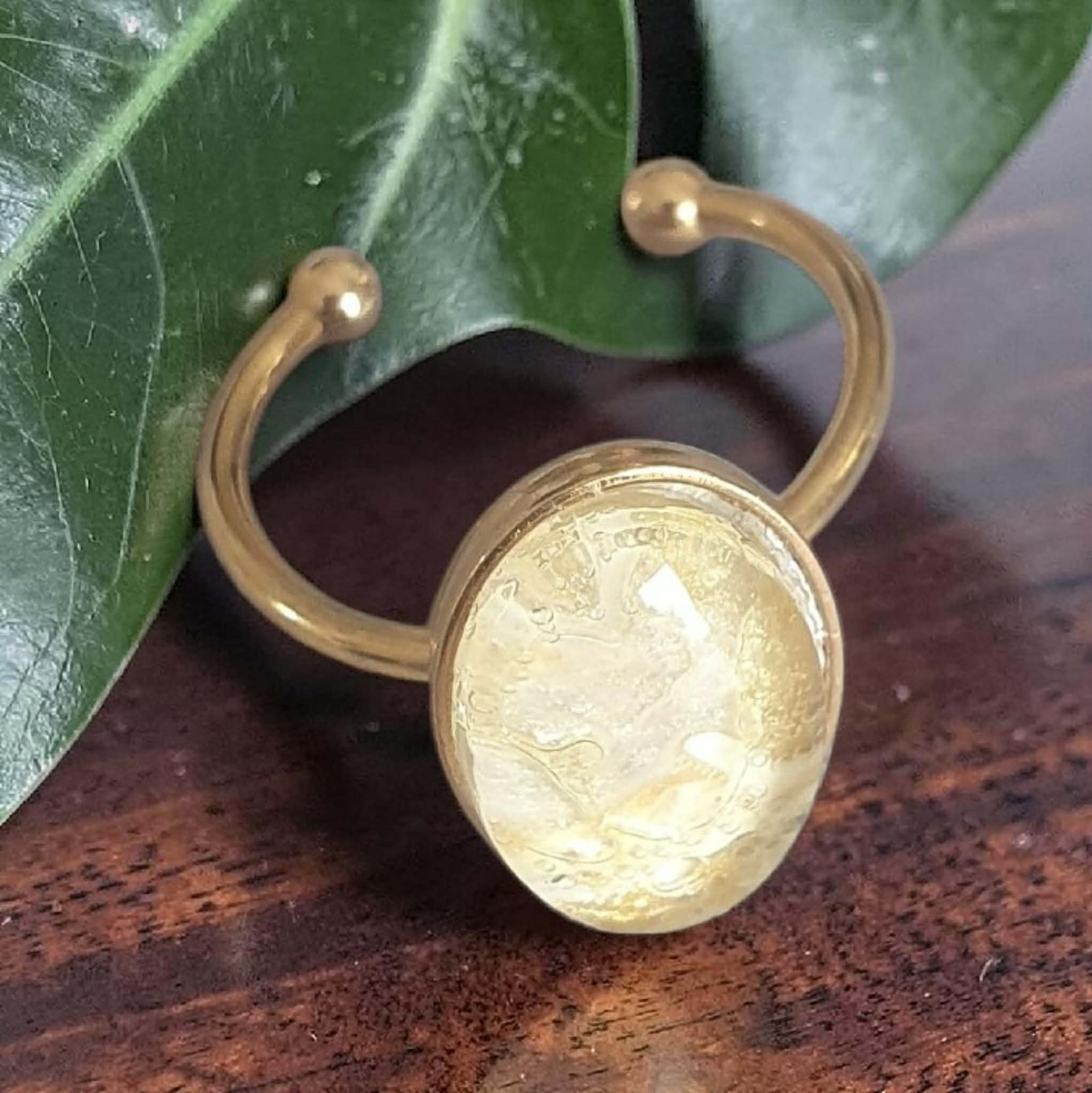 Bague dorée artistique Perle d'ocre – Bijou unique