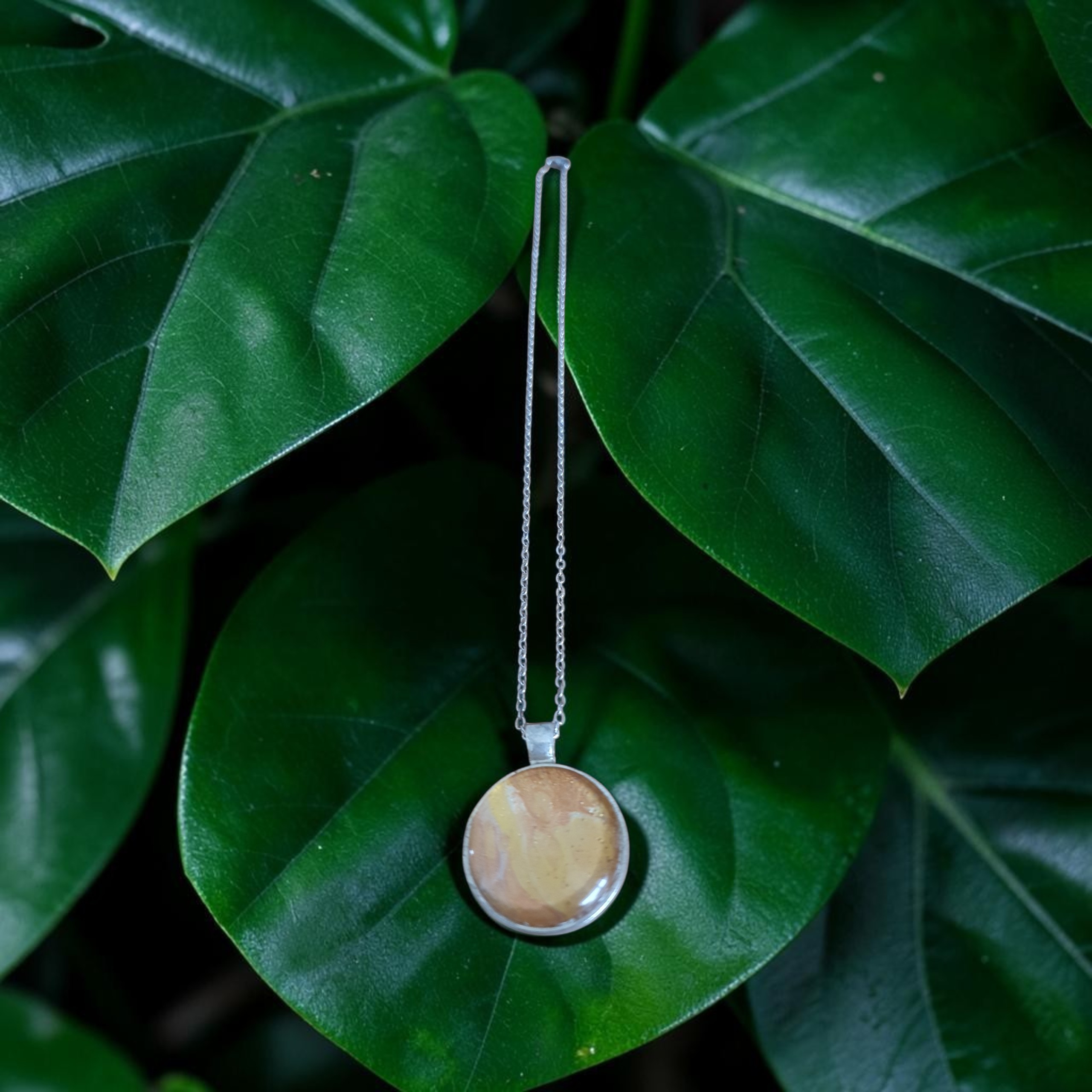 Collier argenté rond artistique caramel doré – Bijou unique – Image 4