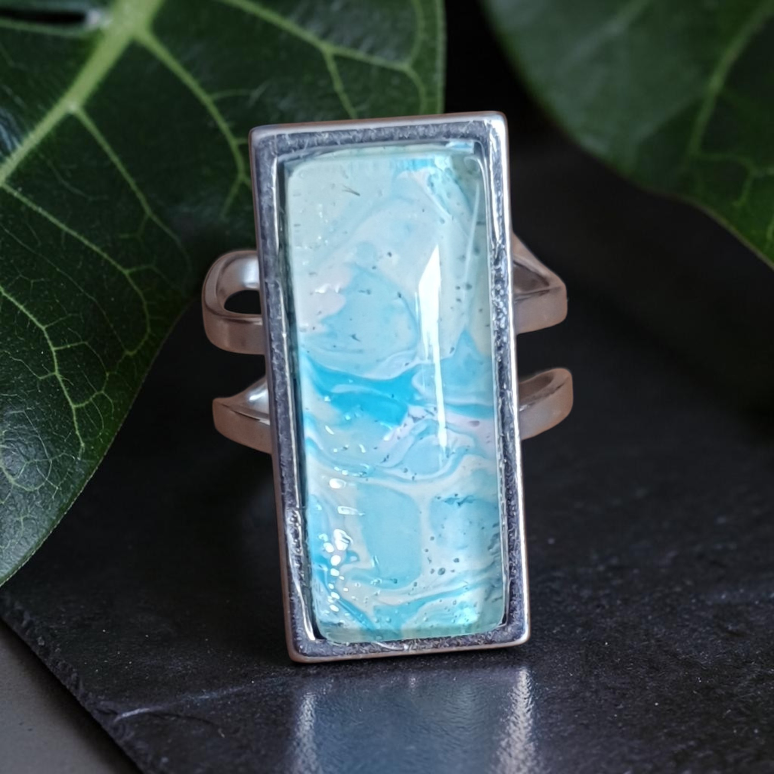 bague argentée rectangulaire