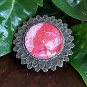 Broche bronze rond artistique Fraise Melba – Bijou unique