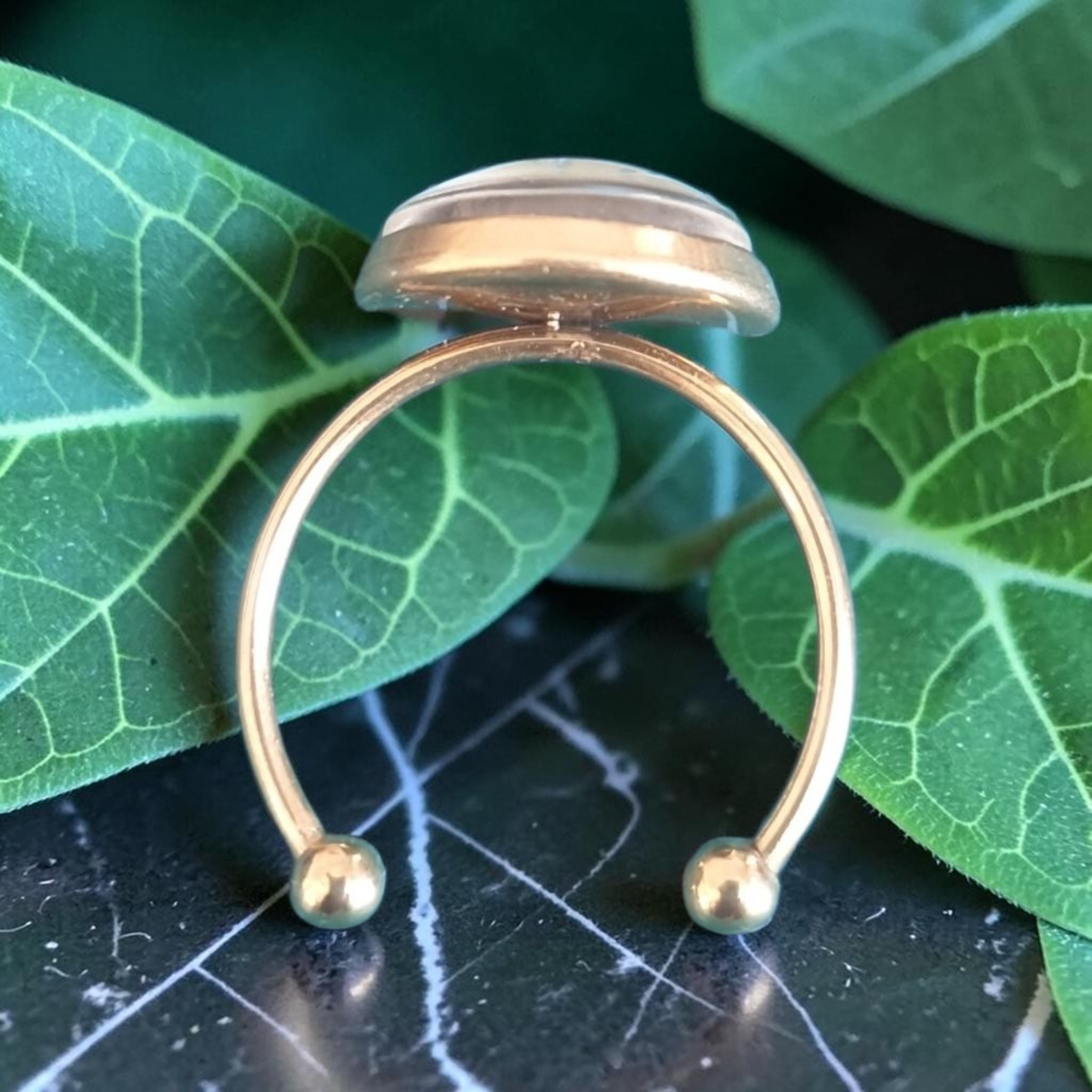 Bague dorée artistique Perle d'ocre – Bijou unique – Image 2