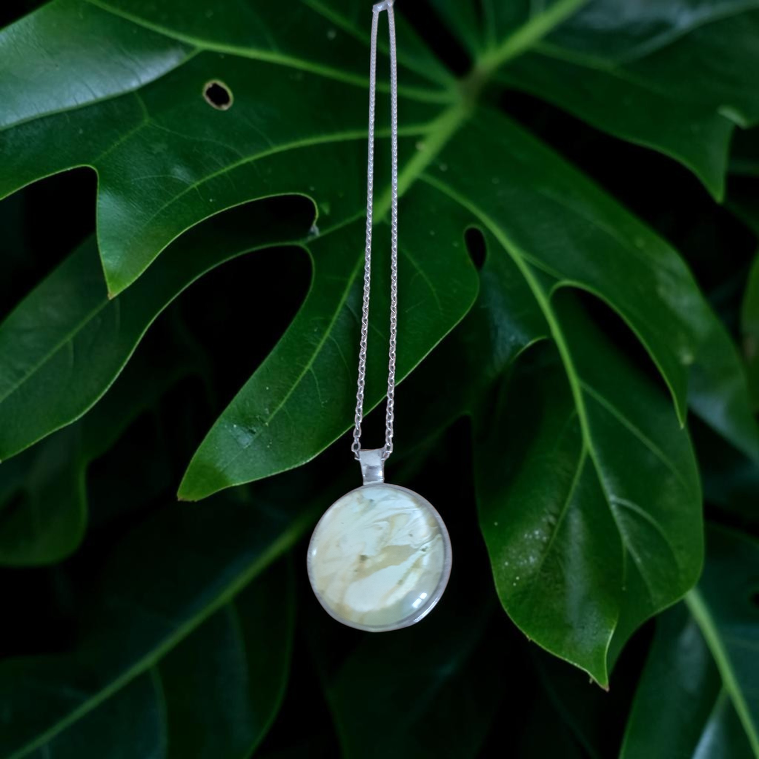 Collier argenté rond artistique perle d'ocre – Bijou unique – Image 4