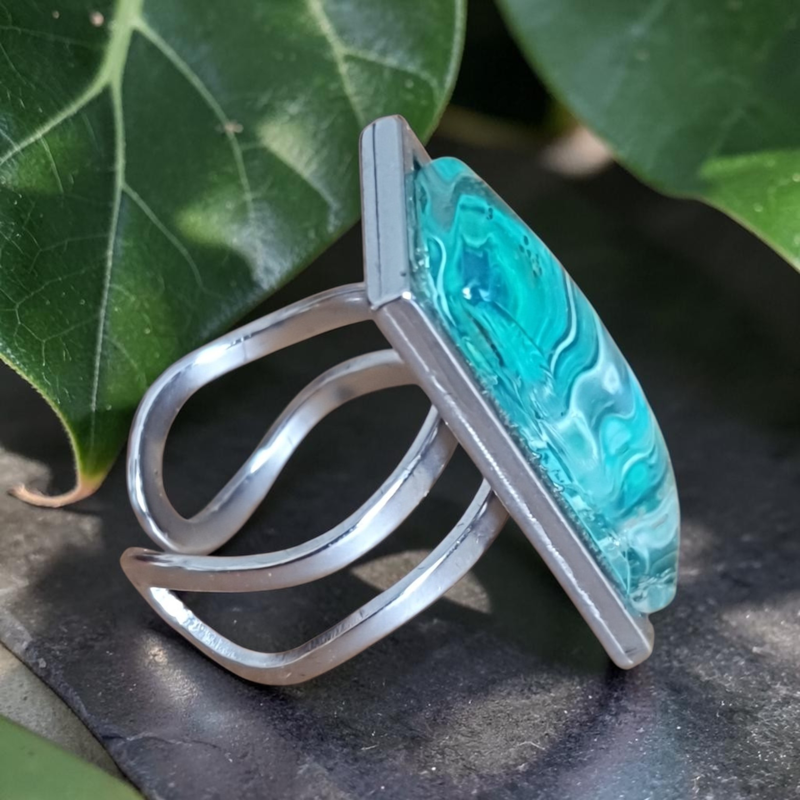 Bague argentée rectangulaire artistique Tourmaline verte – Bijou unique – Image 3