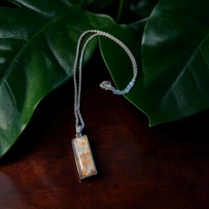 collier argenté rectangulaire