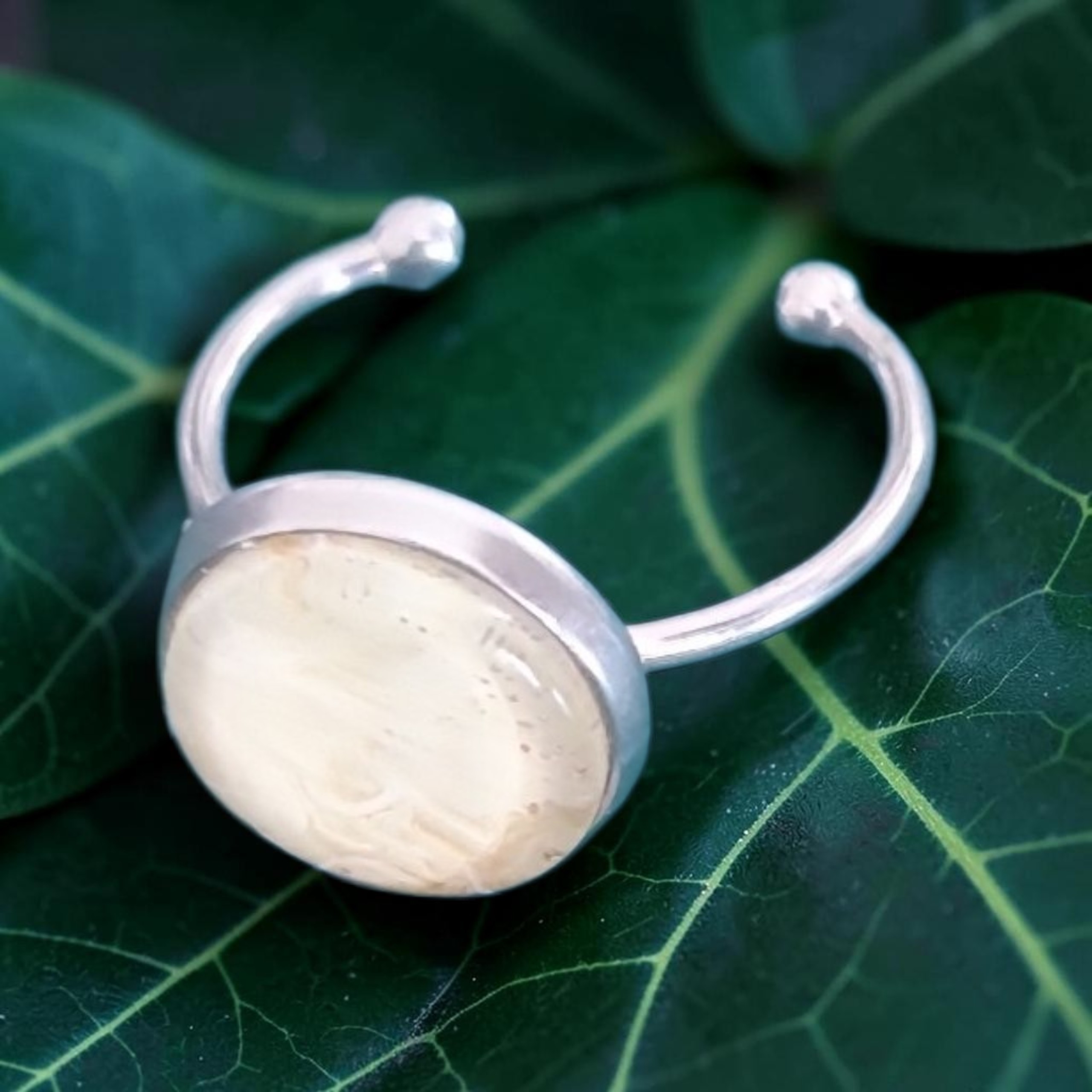 Bague argentée artistique Perle d'ocre – Bijou unique – Image 2