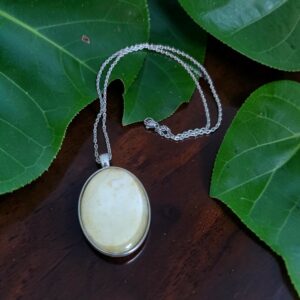 collier argenté ovale
