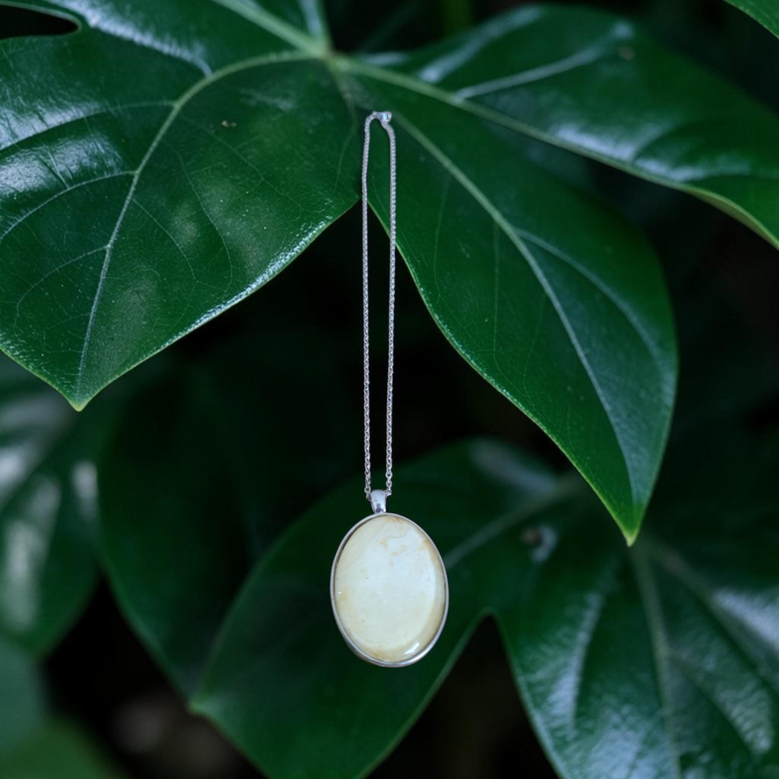 Collier grand modèle Ovale argenté artistique Perle Ocre – Bijou unique – Image 3