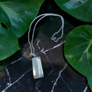 collier argenté rectangulaire