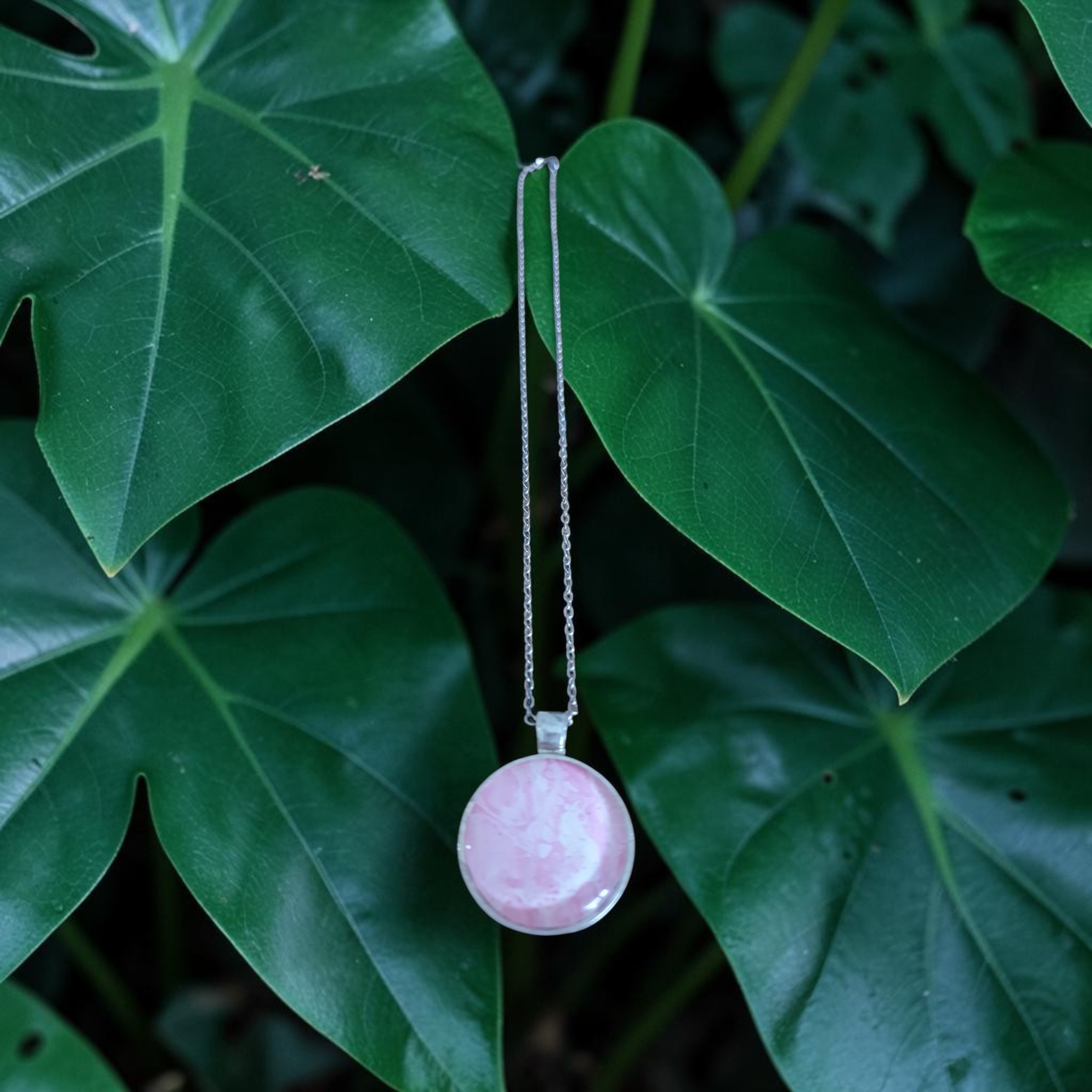 Collier argenté rond artistique barbe a papa – Bijou unique – Image 4