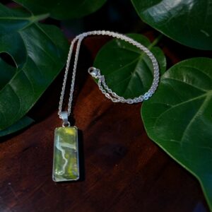 collier argenté rectangulaire